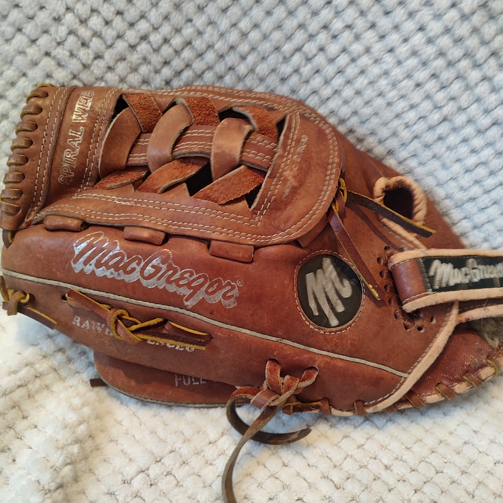 MacGregor Brown Baseball Glove Patent D27540